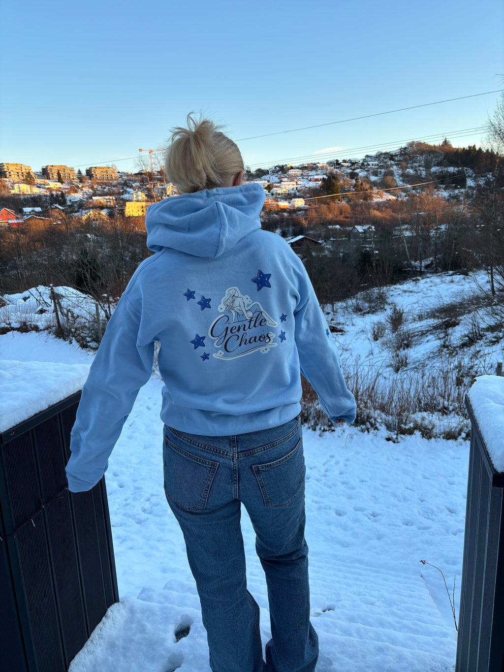 Gentle Chaos Hoodie — Lyse Blå