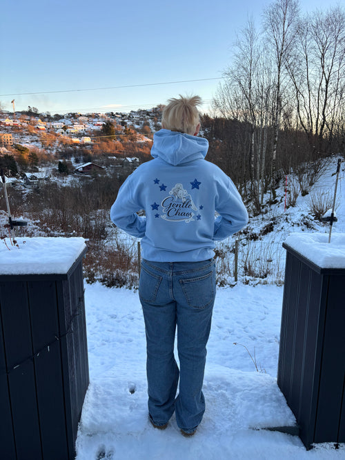 Gentle Chaos Hoodie — Lyse Blå